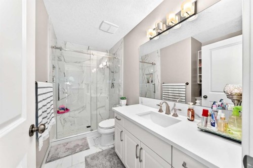 23 Everoak Bay Sw, Calgary, AB - Indoor Photo Showing Bathroom
