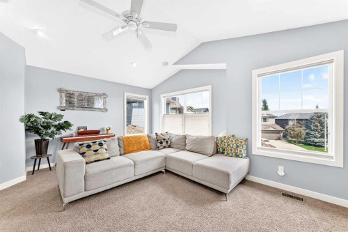 23 Everoak Bay Sw, Calgary, AB - Indoor Photo Showing Living Room