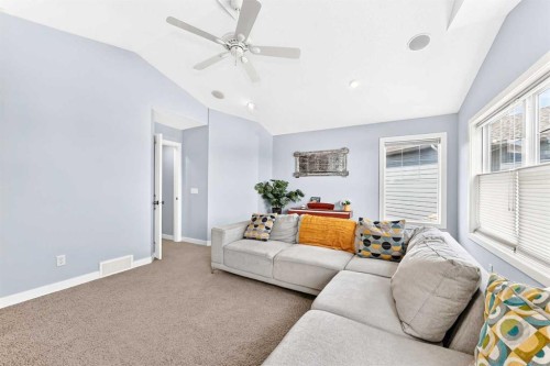 23 Everoak Bay Sw, Calgary, AB - Indoor Photo Showing Living Room