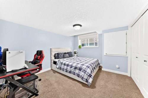 23 Everoak Bay Sw, Calgary, AB - Indoor Photo Showing Bedroom