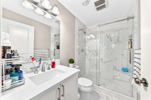 23 Everoak Bay Sw, Calgary, AB - Indoor Photo Showing Bathroom