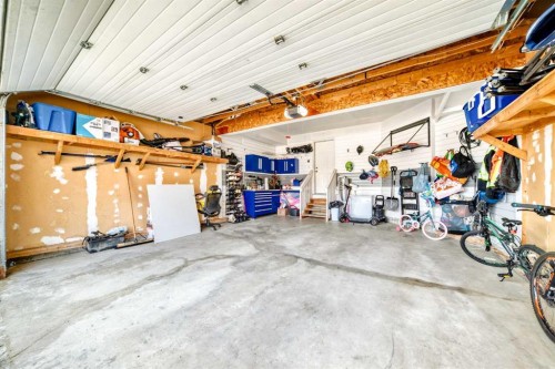 23 Everoak Bay Sw, Calgary, AB - Indoor Photo Showing Garage