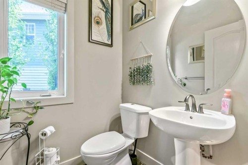 315 Mahogany Court Se, Calgary, AB - Indoor Photo Showing Bathroom