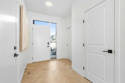 8493 21 Avenue Se, Calgary, AB - Indoor Photo Showing Other Room