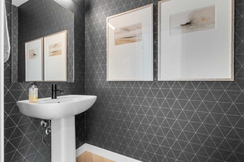 8493 21 Avenue Se, Calgary, AB - Indoor Photo Showing Bathroom