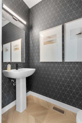 8493 21 Avenue Se, Calgary, AB - Indoor Photo Showing Bathroom