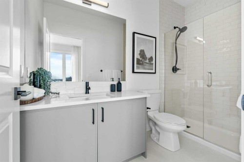 8493 21 Avenue Se, Calgary, AB - Indoor Photo Showing Bathroom