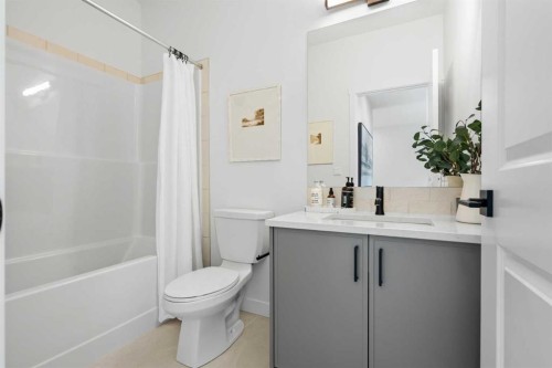 8493 21 Avenue Se, Calgary, AB - Indoor Photo Showing Bathroom