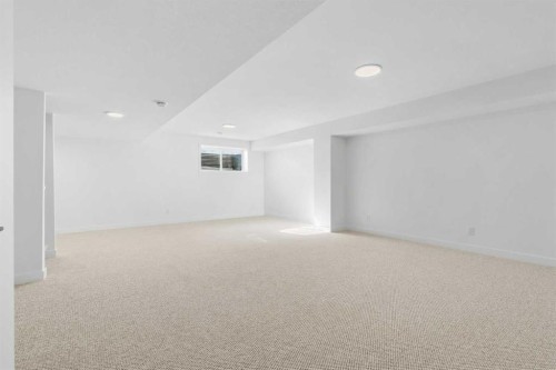8493 21 Avenue Se, Calgary, AB - Indoor Photo Showing Other Room