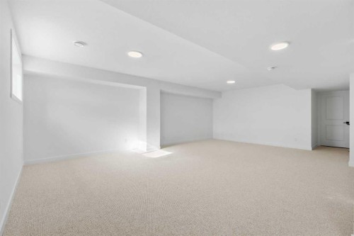 8493 21 Avenue Se, Calgary, AB - Indoor Photo Showing Other Room