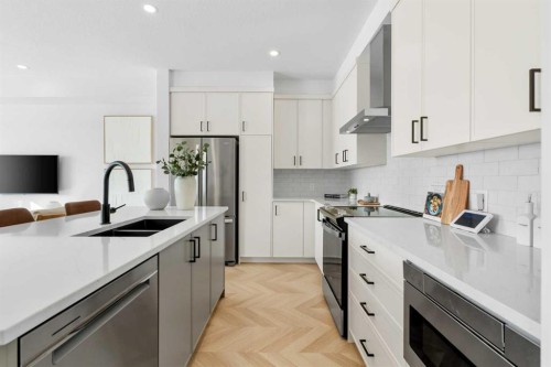 8493 21 Avenue Se, Calgary, AB - Indoor Photo Showing Kitchen With Double Sink With Upgraded Kitchen