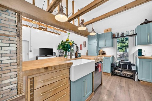 43 New Street Se, Calgary, AB - Indoor Photo Showing Kitchen