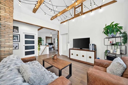 43 New Street Se, Calgary, AB - Indoor Photo Showing Living Room