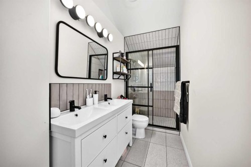 43 New Street Se, Calgary, AB - Indoor Photo Showing Bathroom