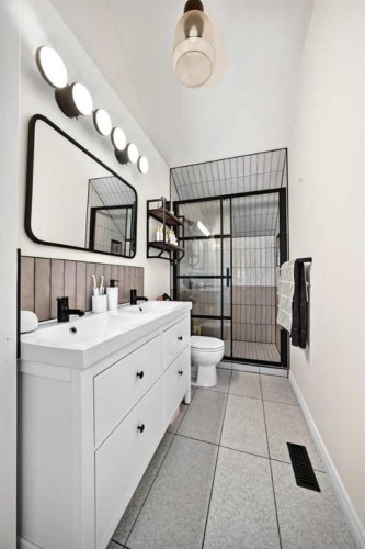 43 New Street Se, Calgary, AB - Indoor Photo Showing Bathroom