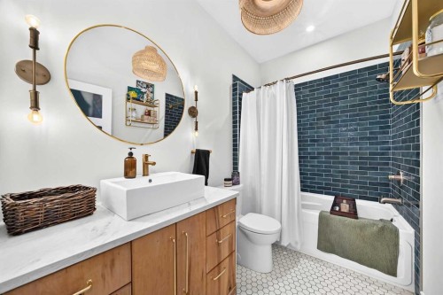 43 New Street Se, Calgary, AB - Indoor Photo Showing Bathroom