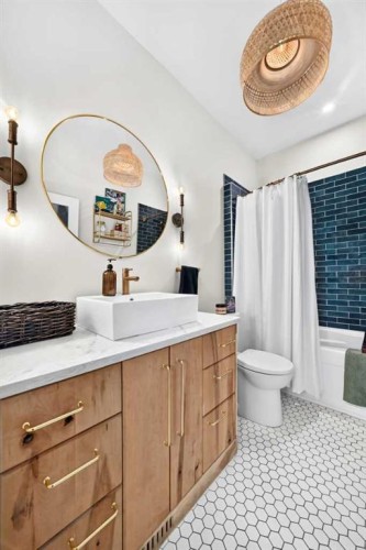 43 New Street Se, Calgary, AB - Indoor Photo Showing Bathroom