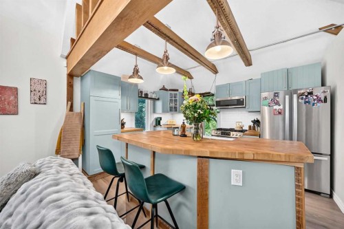 43 New Street Se, Calgary, AB - Indoor Photo Showing Kitchen