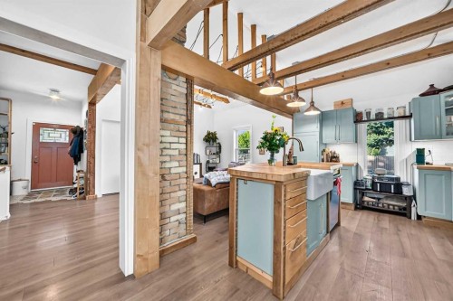 43 New Street Se, Calgary, AB - Indoor Photo Showing Kitchen