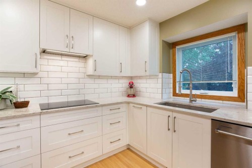 337 Sandringham Court Nw, Calgary, AB - Indoor Photo Showing Kitchen With Upgraded Kitchen