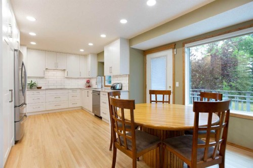 337 Sandringham Court Nw, Calgary, AB - Indoor Photo Showing Dining Room
