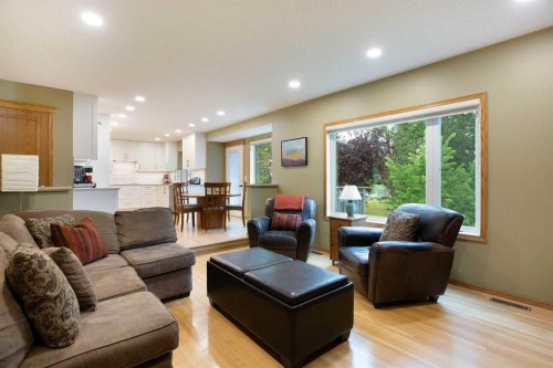 337 Sandringham Court Nw, Calgary, AB - Indoor Photo Showing Living Room