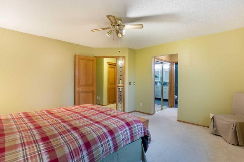 337 Sandringham Court Nw, Calgary, AB - Indoor Photo Showing Bedroom