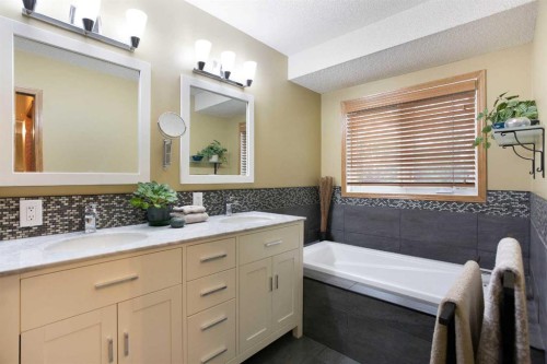 337 Sandringham Court Nw, Calgary, AB - Indoor Photo Showing Bathroom
