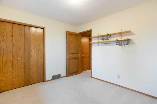 337 Sandringham Court Nw, Calgary, AB - Indoor Photo Showing Other Room