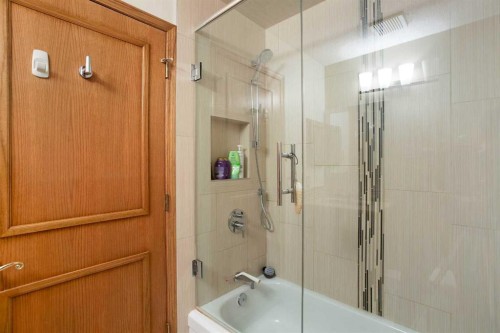 337 Sandringham Court Nw, Calgary, AB - Indoor Photo Showing Bathroom