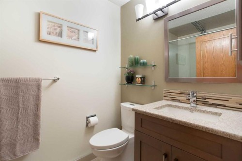 337 Sandringham Court Nw, Calgary, AB - Indoor Photo Showing Bathroom
