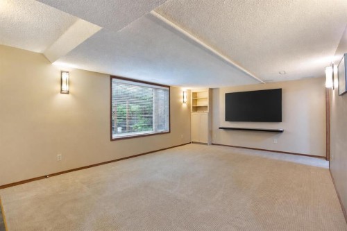 337 Sandringham Court Nw, Calgary, AB - Indoor Photo Showing Other Room