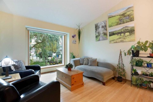 337 Sandringham Court Nw, Calgary, AB - Indoor Photo Showing Living Room