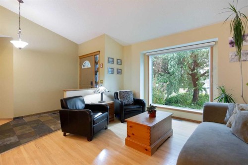 337 Sandringham Court Nw, Calgary, AB - Indoor Photo Showing Living Room