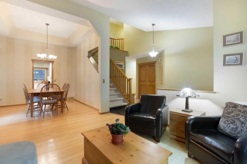 337 Sandringham Court Nw, Calgary, AB - Indoor Photo Showing Living Room