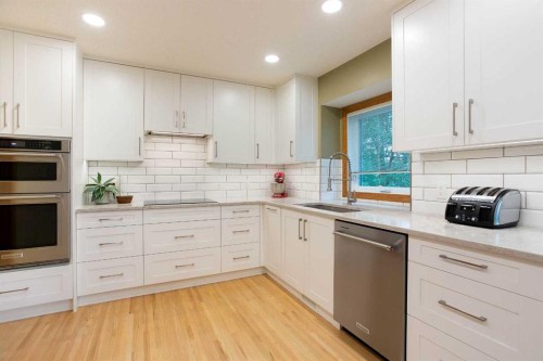 337 Sandringham Court Nw, Calgary, AB - Indoor Photo Showing Kitchen With Upgraded Kitchen