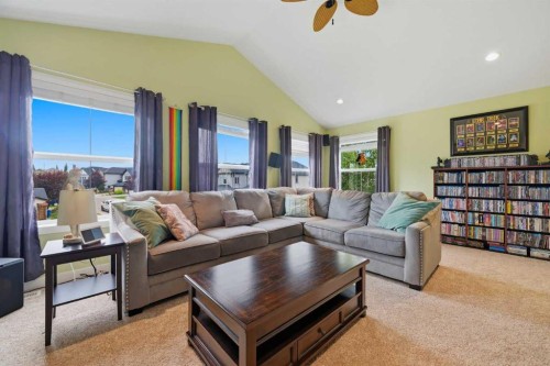 224 Kingston Way Se, Airdrie, AB - Indoor Photo Showing Living Room