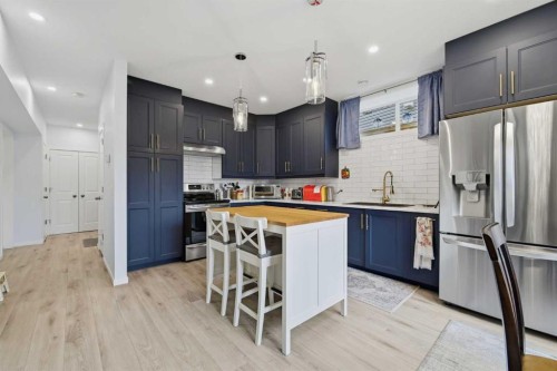 224 Kingston Way Se, Airdrie, AB - Indoor Photo Showing Kitchen With Upgraded Kitchen