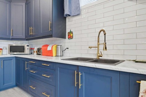 224 Kingston Way Se, Airdrie, AB - Indoor Photo Showing Kitchen With Double Sink With Upgraded Kitchen