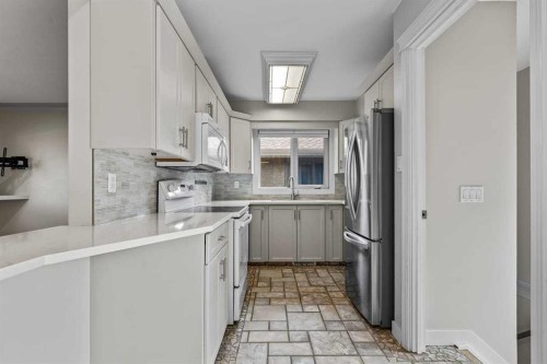 127 Fredson Drive Se, Calgary, AB - Indoor Photo Showing Kitchen