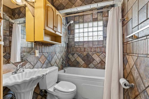 127 Fredson Drive Se, Calgary, AB - Indoor Photo Showing Bathroom