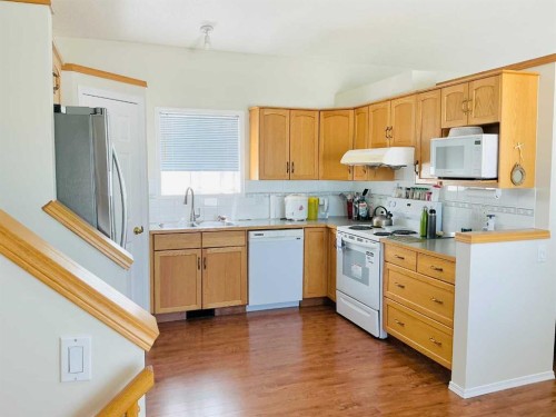 98 Country Hills Heights Nw, Calgary, AB - Indoor Photo Showing Kitchen