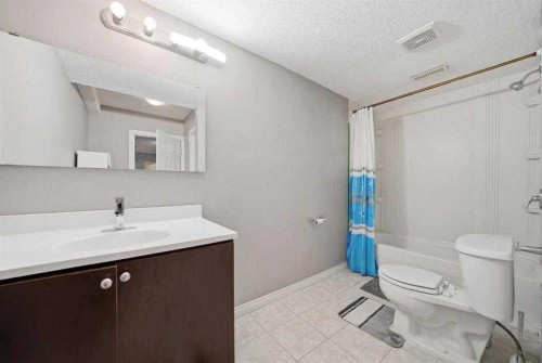 2855 Catalina Boulevard Ne, Calgary, AB - Indoor Photo Showing Bathroom