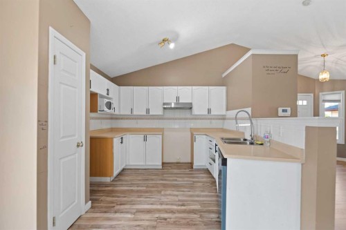 139 Los Alamos Place Ne, Calgary, AB - Indoor Photo Showing Kitchen With Double Sink