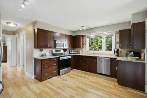 736 Canfield Place Sw, Calgary, AB - Indoor Photo Showing Kitchen