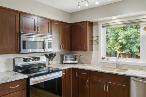 736 Canfield Place Sw, Calgary, AB - Indoor Photo Showing Kitchen
