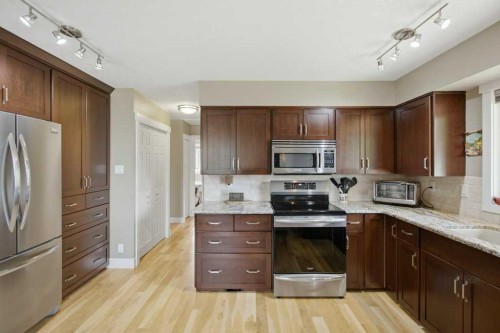 736 Canfield Place Sw, Calgary, AB - Indoor Photo Showing Kitchen