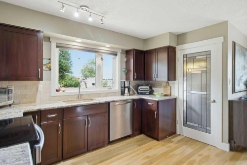736 Canfield Place Sw, Calgary, AB - Indoor Photo Showing Kitchen
