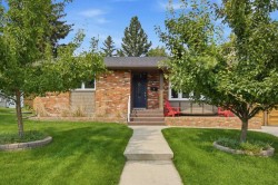 736 Canfield Place SW Calgary, AB T2W 1K6