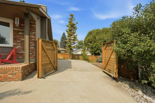 736 Canfield Place Sw, Calgary, AB - Outdoor